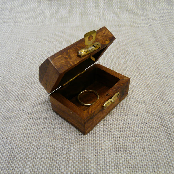 P1110063-Fair-trade-Sesham-wood-mini-box-inlaid-hearts-rope-pattern-open