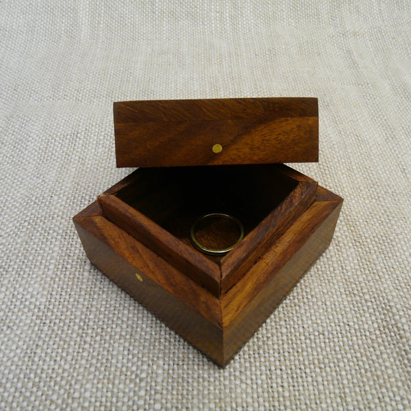 P1110067-fair-trade-sesham-wood-square-box-brass-stars-inlay-open