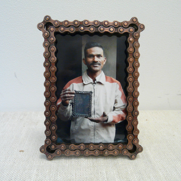 P1110696.jpgUpcycled-Bikechain-picture-frame-with-photo-of-producer