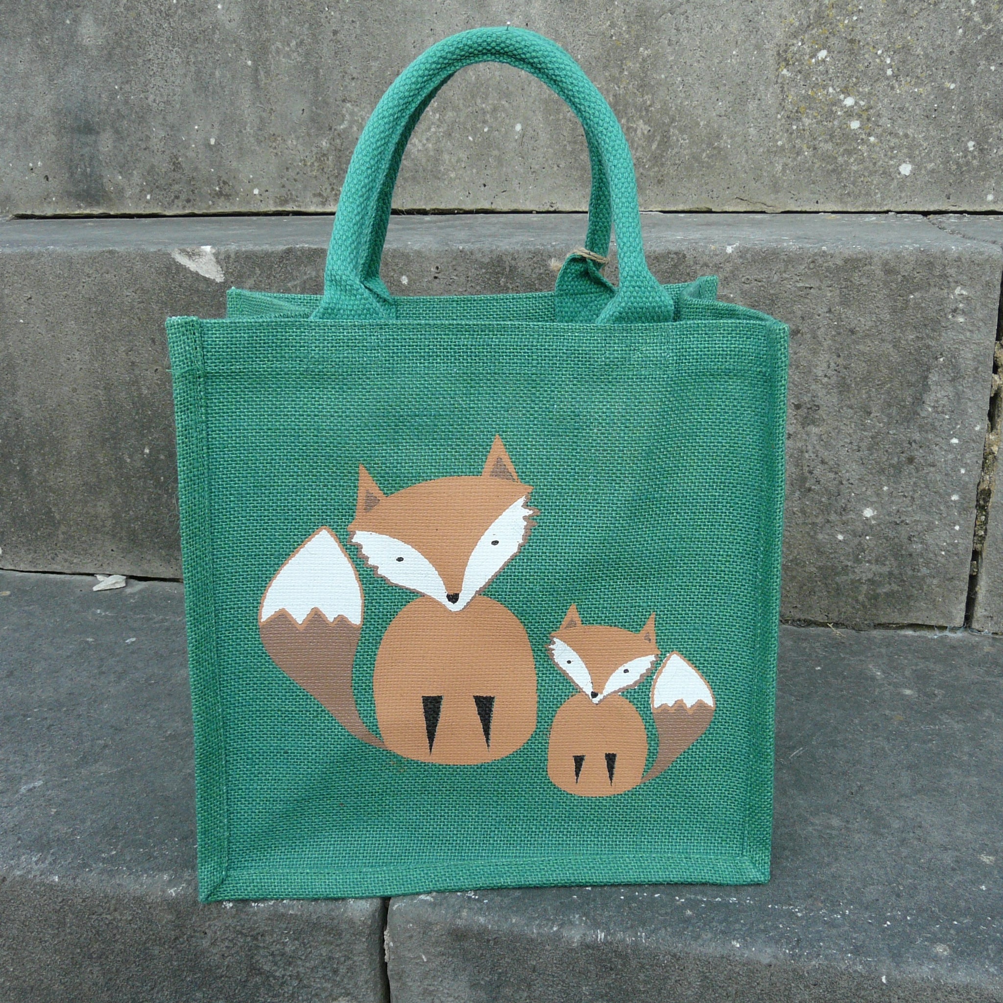 fair-trade-jute-shopping-bag-square-green-foxes-parent-cub-beige-white-tail-tip-face