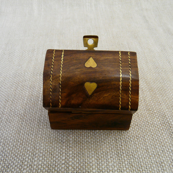 P1110064-Fair-trade-Sesham-wood-mini-box-showing-inlaid-hearts-rope-pattern