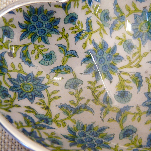 P1110289-Fair-trade-jaipur-floral-heart-dish-detail